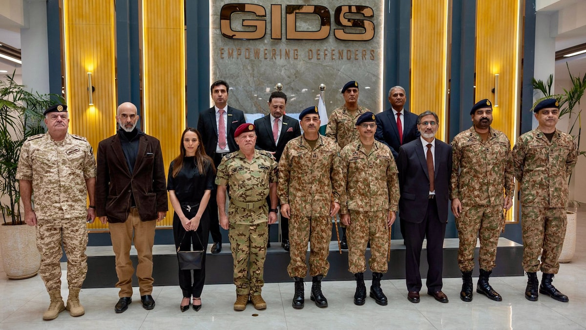 Salma de Jordania sorprende al mundo y se convierte en el mayor apoyo militar de su padre en su viaje a Indonesia