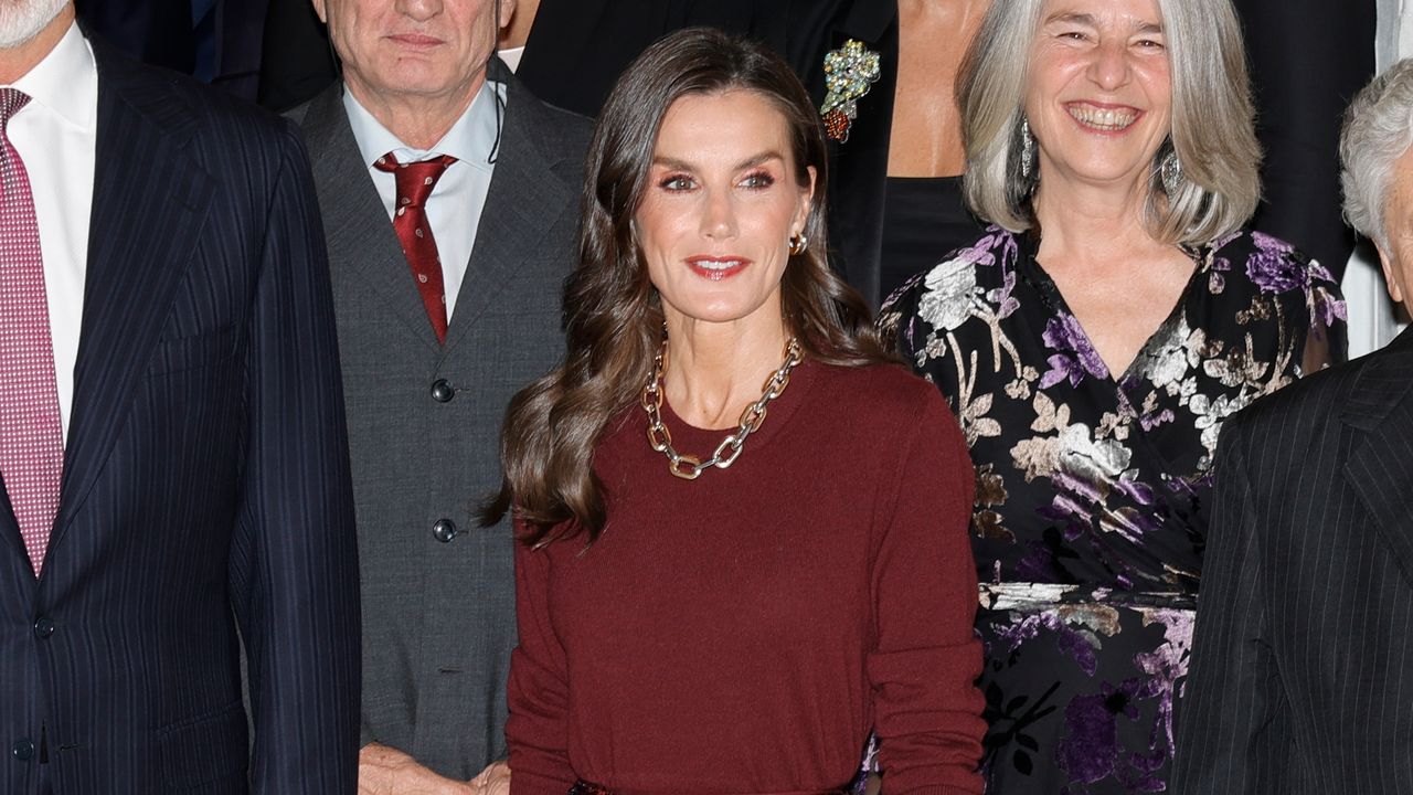Jersey de Falconeri y nueva falda de Massimo Dutti: la reina Letizia y su cita imperdible con el premio de Periodismo Francisco Cerecedo