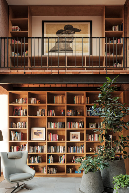 Casa de una Escritora / em-estudio - Fotografía interior, Armarios, Estanterías, Madera, Iluminación