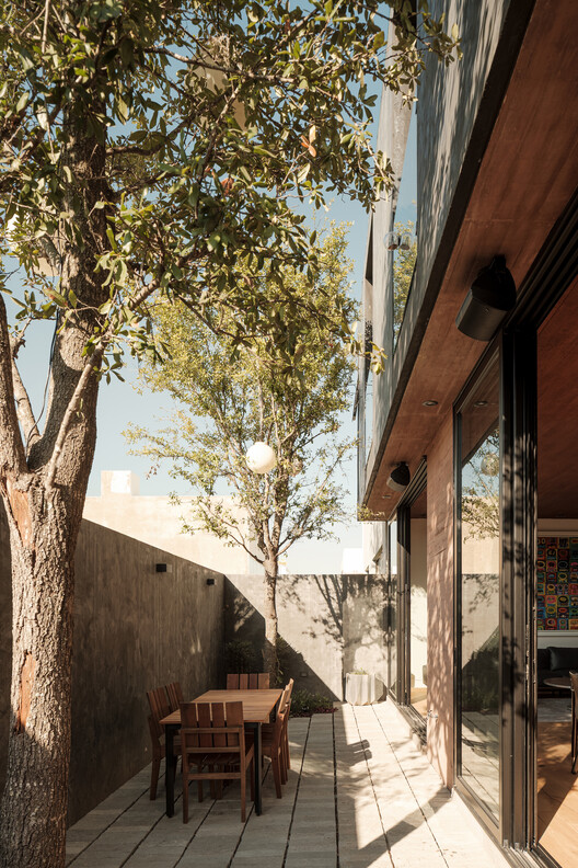 Casa de una Escritora / em-estudio - Fotografía interior, Concreto, Patio interior