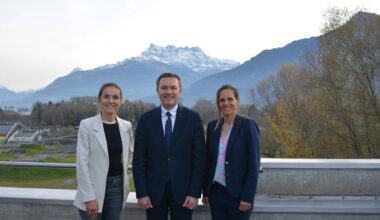 Maja Wloszczowska, David Lappartient y Katerina Nash. Imagen: UCI