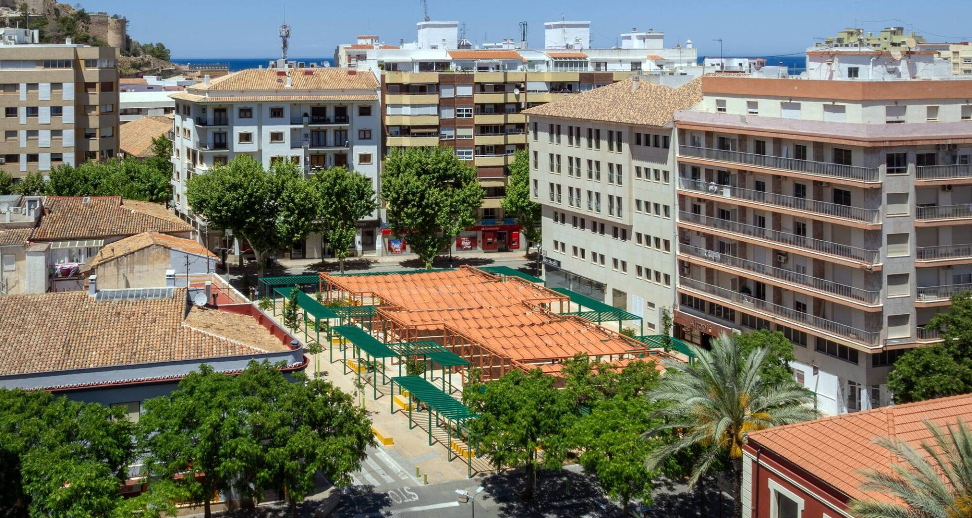 Plaza María Hervás en el Centro Histórico de Dénia, Comunidad Valenciana / DVCH DeVillarCHacon