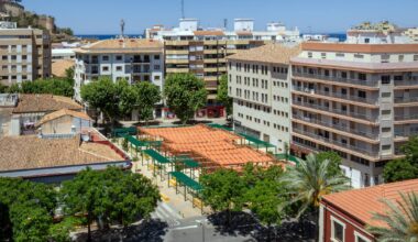 Plaza María Hervás en el Centro Histórico de Dénia, Comunidad Valenciana / DVCH DeVillarCHacon