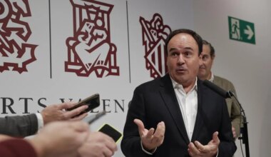 Llorca se lanza a la investidura sin descartarse para 2027 y 'alejado' de Mazón: "No conozco a ningún político que no sea interino" - El Mundo