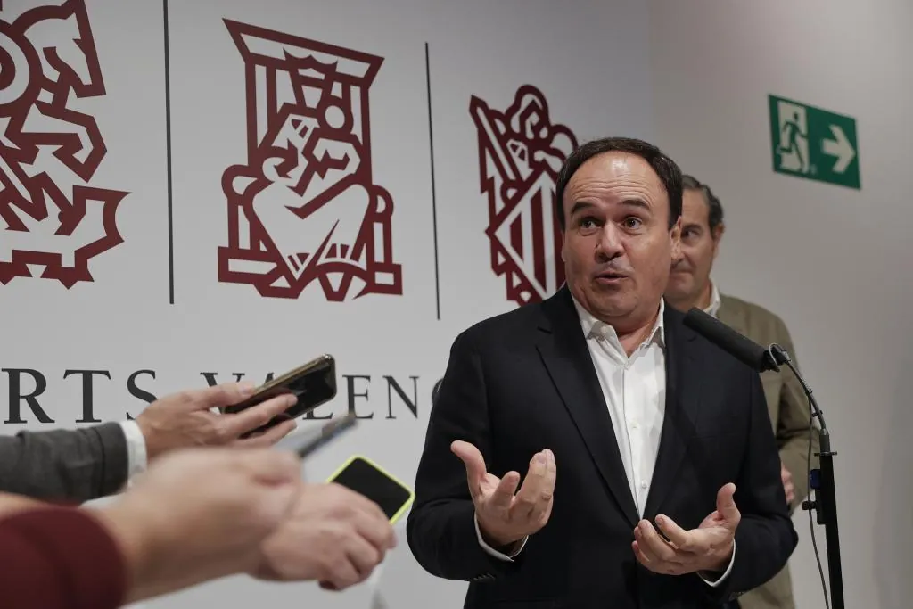 Llorca se lanza a la investidura sin descartarse para 2027 y 'alejado' de Mazón: "No conozco a ningún político que no sea interino" - El Mundo