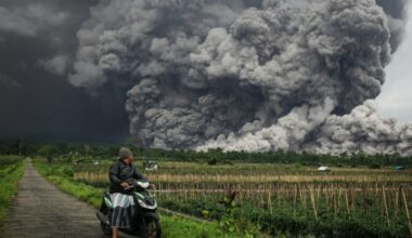 Indonesia eleva el nivel de alerta tras la erupción de un volcán cerca de Bali