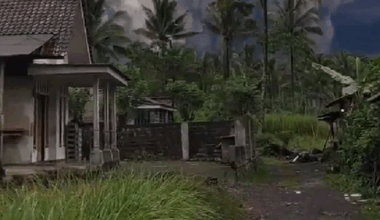 la erupción del volcán Semeru atemoriza a la población