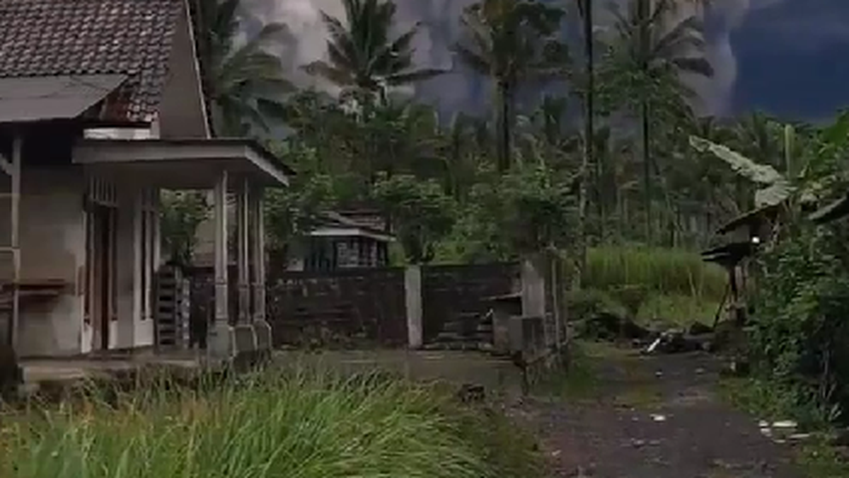 la erupción del volcán Semeru atemoriza a la población