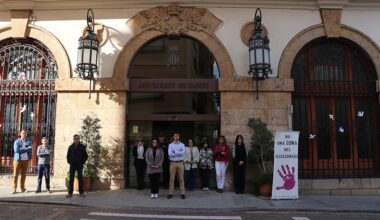 Silencio a las puertas de los edificios municipales por los presuntos asesinatos machistas perpetrados en Barcelona y Madrid