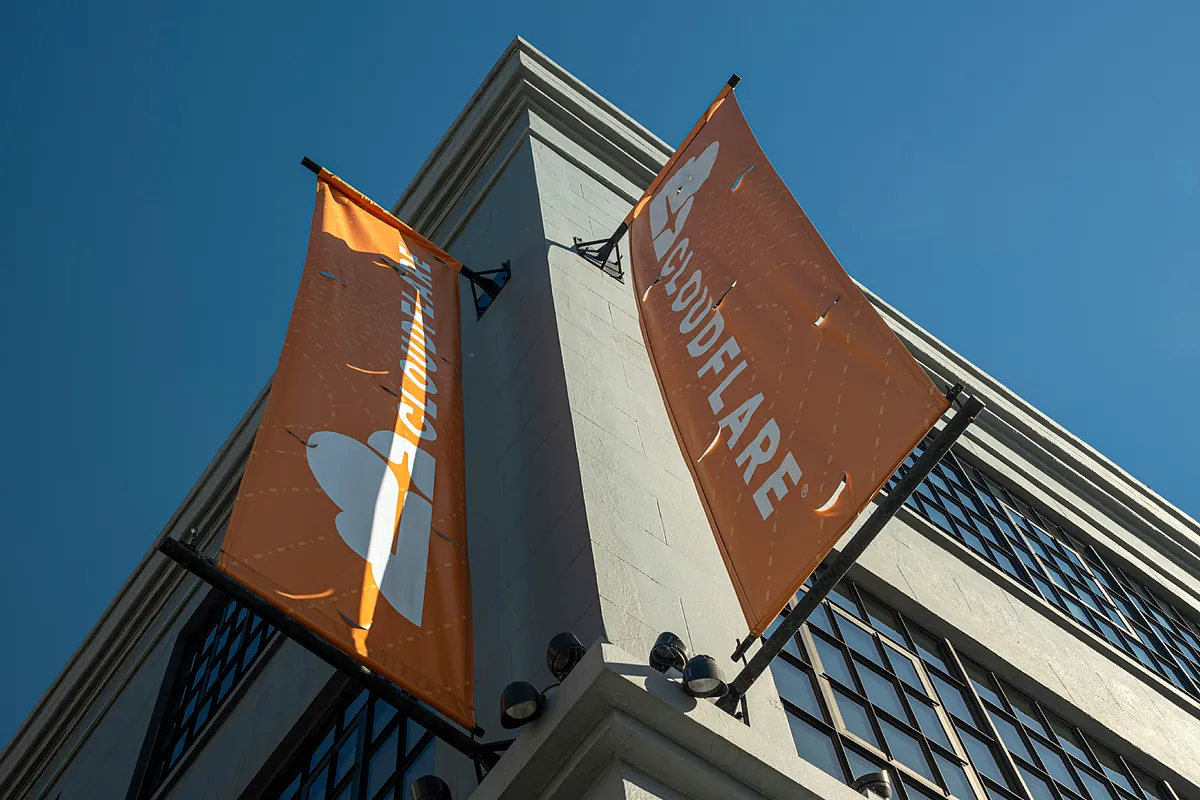 Dos fallos en un mes revelan el riesgo de depender de unos pocos proveedores para que Internet funcione - Expansión