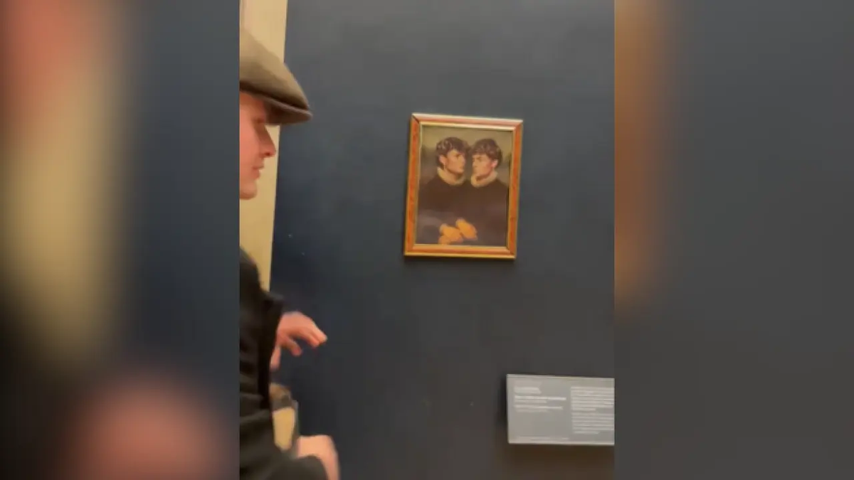 dos influencers burlan la seguridad del Museo del Louvre y cuelgan su propio retrato junto a la Mona Lisa