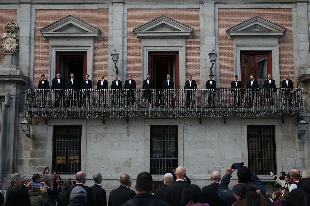 El encendido del alumbrado con el bicampeón Carlos Sainz y el cantante Pablo López pone hoy en marcha la Navidad - El Mundo