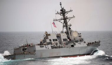 Un buque de guerra de Estados Unidos obligó a un petrolero ruso sancionado a desviar su ruta cerca de Venezuela