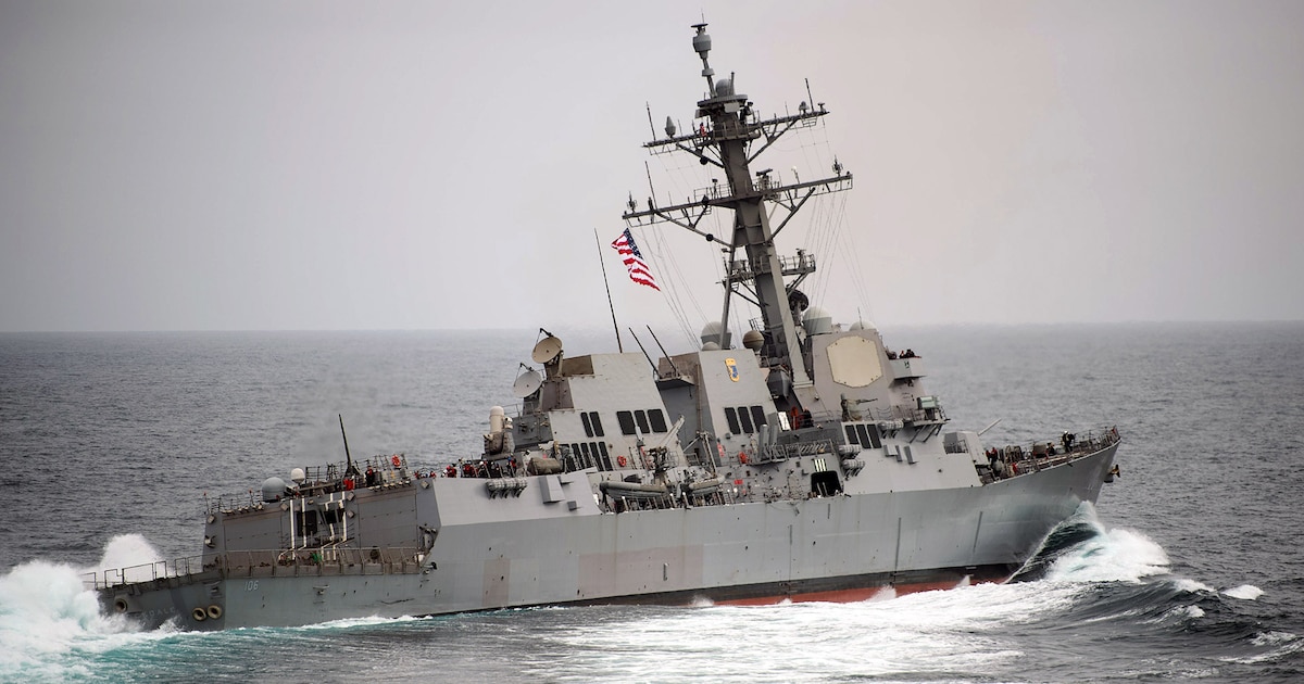 Un buque de guerra de Estados Unidos obligó a un petrolero ruso sancionado a desviar su ruta cerca de Venezuela