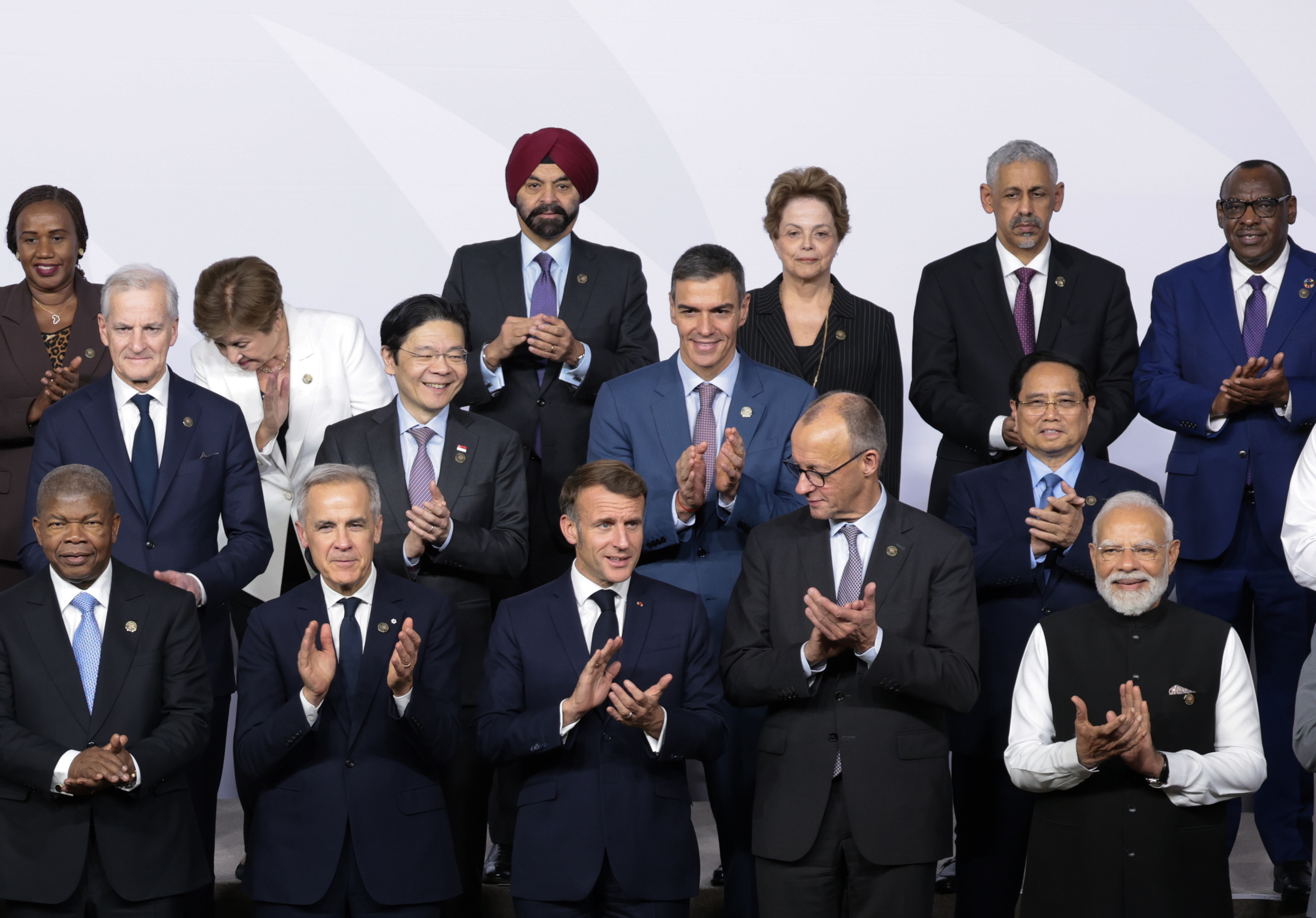 Pedro Sánchez, en el centro de la imagen, participa en el G20.