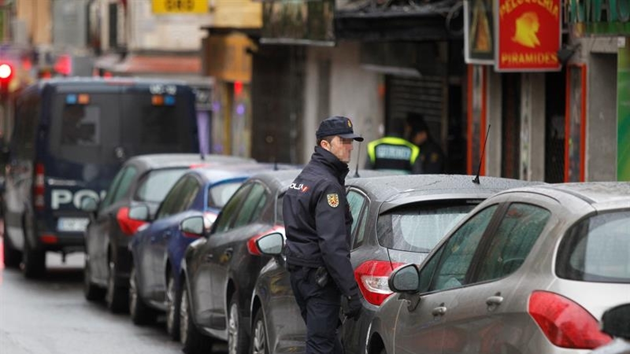 Un joven de 18 años, herido grave por disparos de la Policía tras atacar con un cuchillo a varios agentes en Vallecas