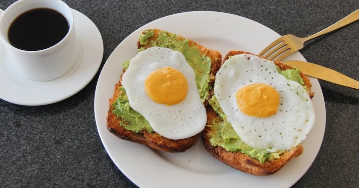¿Se puede comer huevo y beber café si se padece hígado graso? Qué dicen los expertos sobre estos alimentos comunes