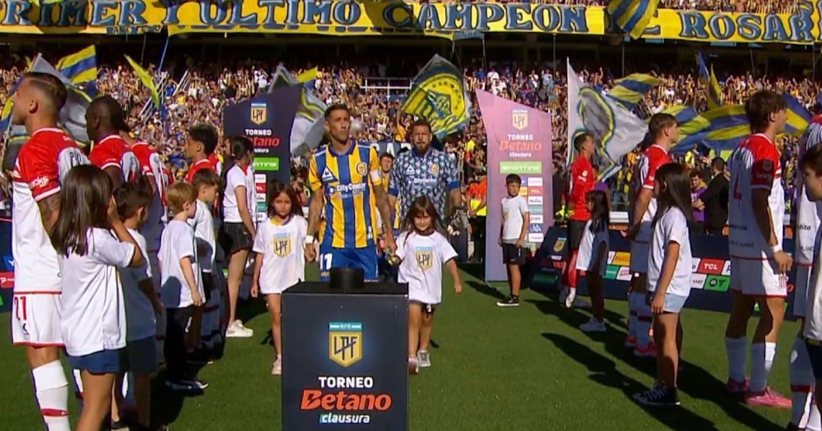 El gesto de repudio de Estudiantes durante el pasillo por el título de campeón de Liga entregado a Central