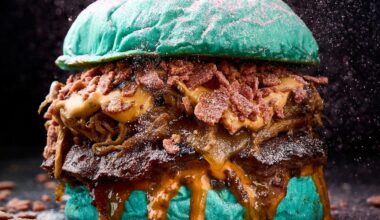 La mejor hamburguesa de España es tan original que tiene pan azul y oro rosa, y carne smash y de costilla