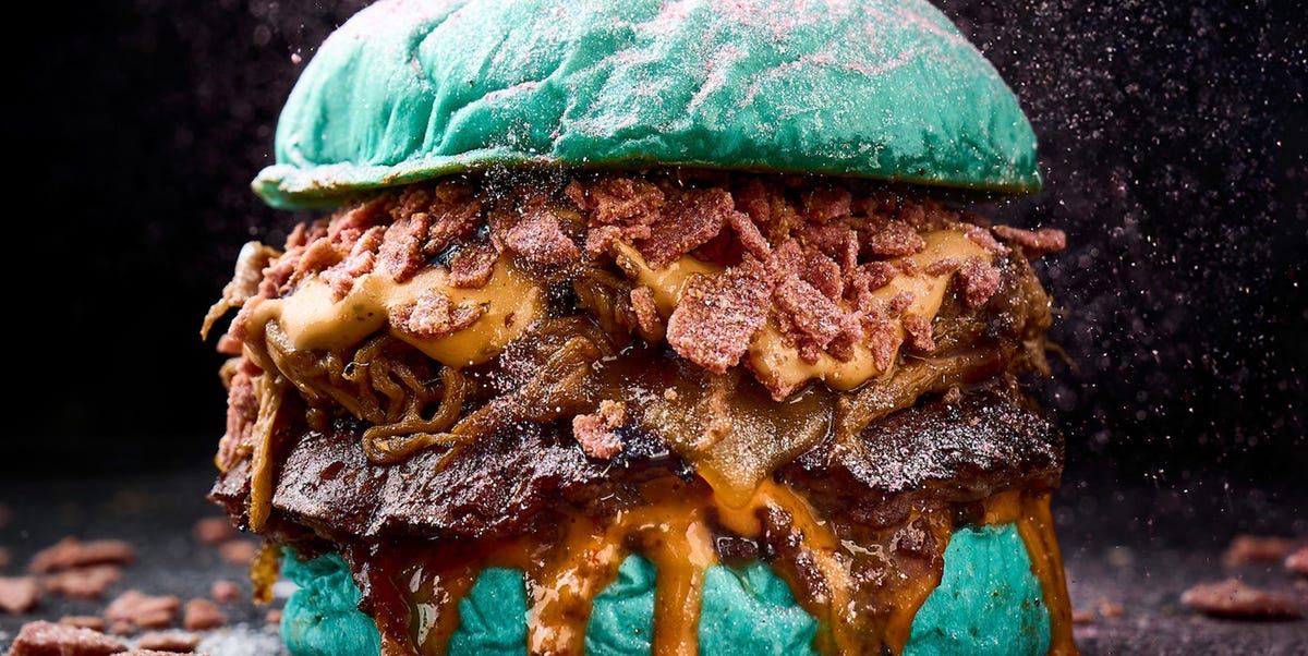 La mejor hamburguesa de España es tan original que tiene pan azul y oro rosa, y carne smash y de costilla