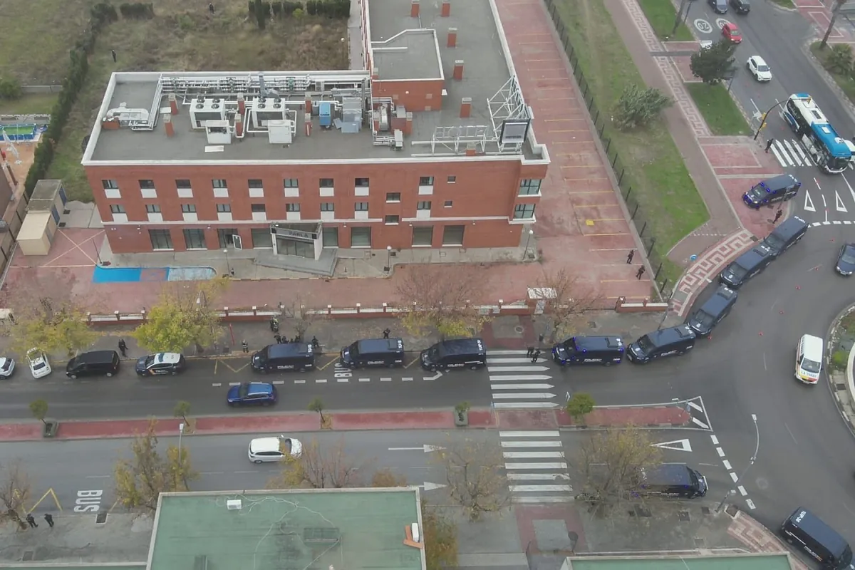 Okupación masiva exprés en Parla: la Policía desaloja a 80 personas que habían entrado horas antes un hotel NH en reforma - El Mundo