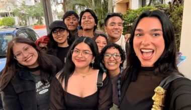 Dua Lipa llegó a Perú y se tomó fotos con sus fans afuera de su hotel en Lima