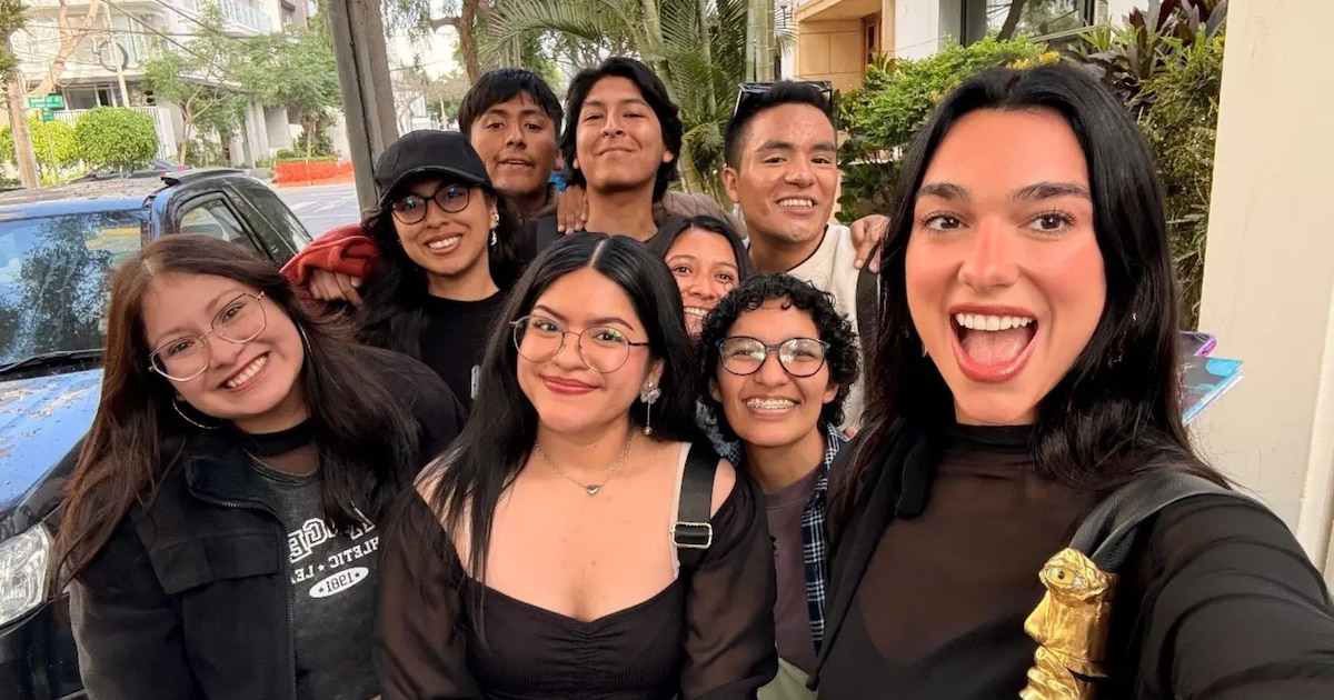 Dua Lipa llegó a Perú y se tomó fotos con sus fans afuera de su hotel en Lima