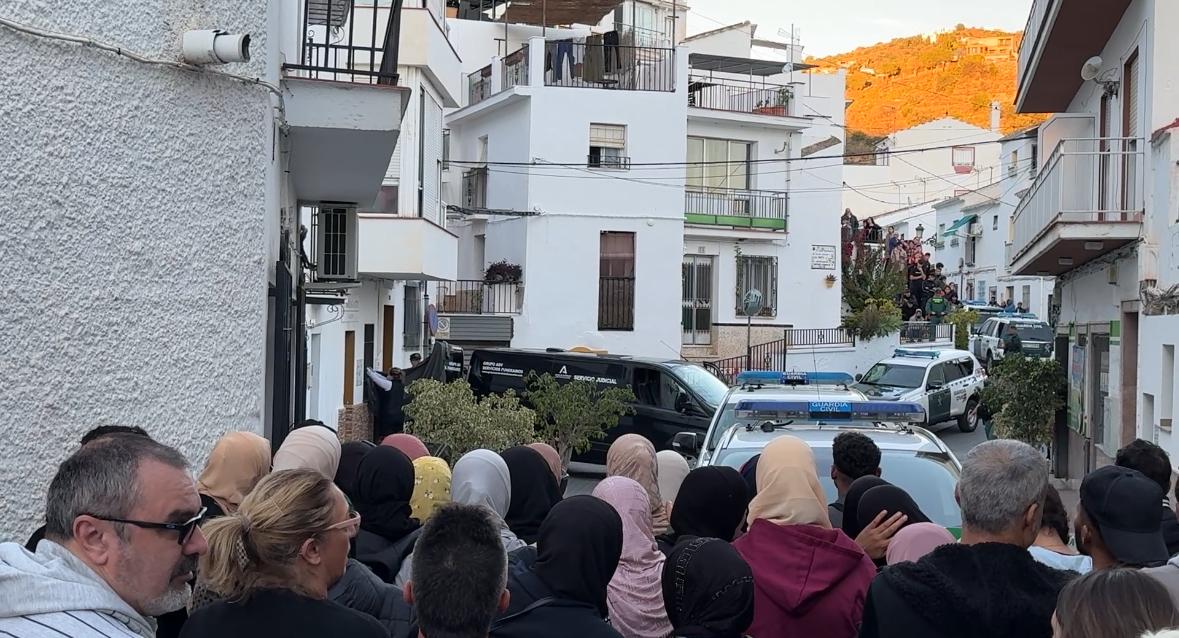 El coche de la funeraria que ha trasladado los cadáveres desde la vivienda donde se ha producido el suceso en Torrox (Málaga)