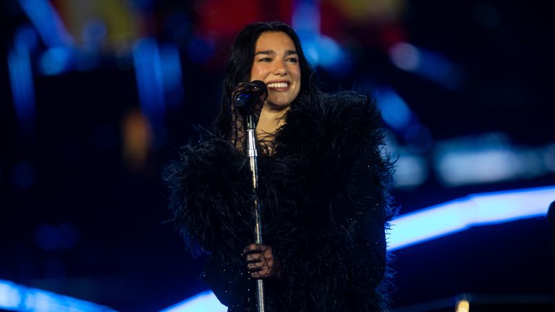 ¿Cómo elige Dua Lipa las canciones locales para sus conciertos en Latinoamérica?