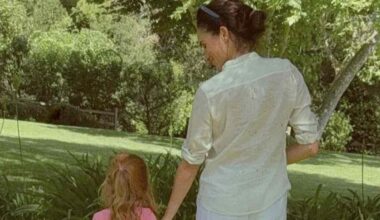 una simpática voluntaria que estrena su primera trenza