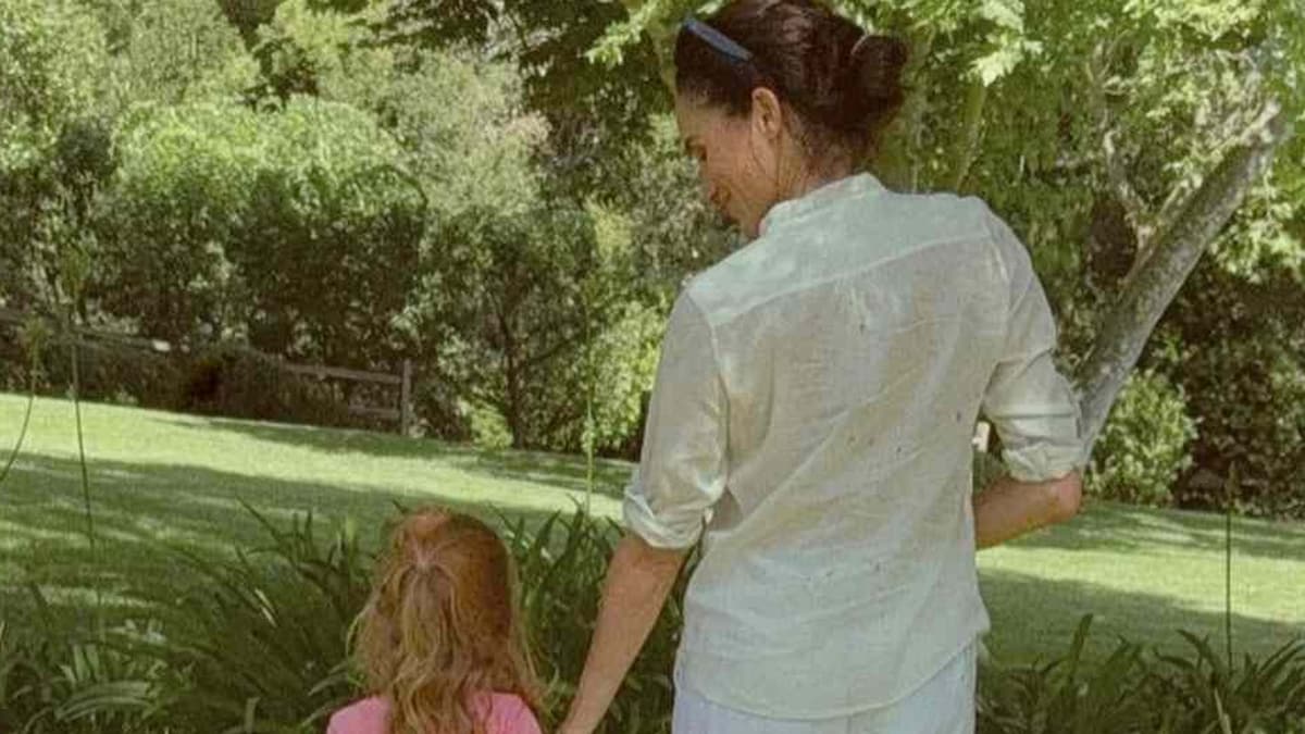 una simpática voluntaria que estrena su primera trenza