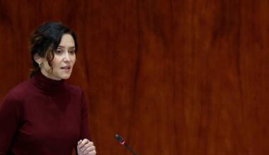 Ayuso se ríe de las protestas en defensa de la universidad pública que asfixia en Madrid