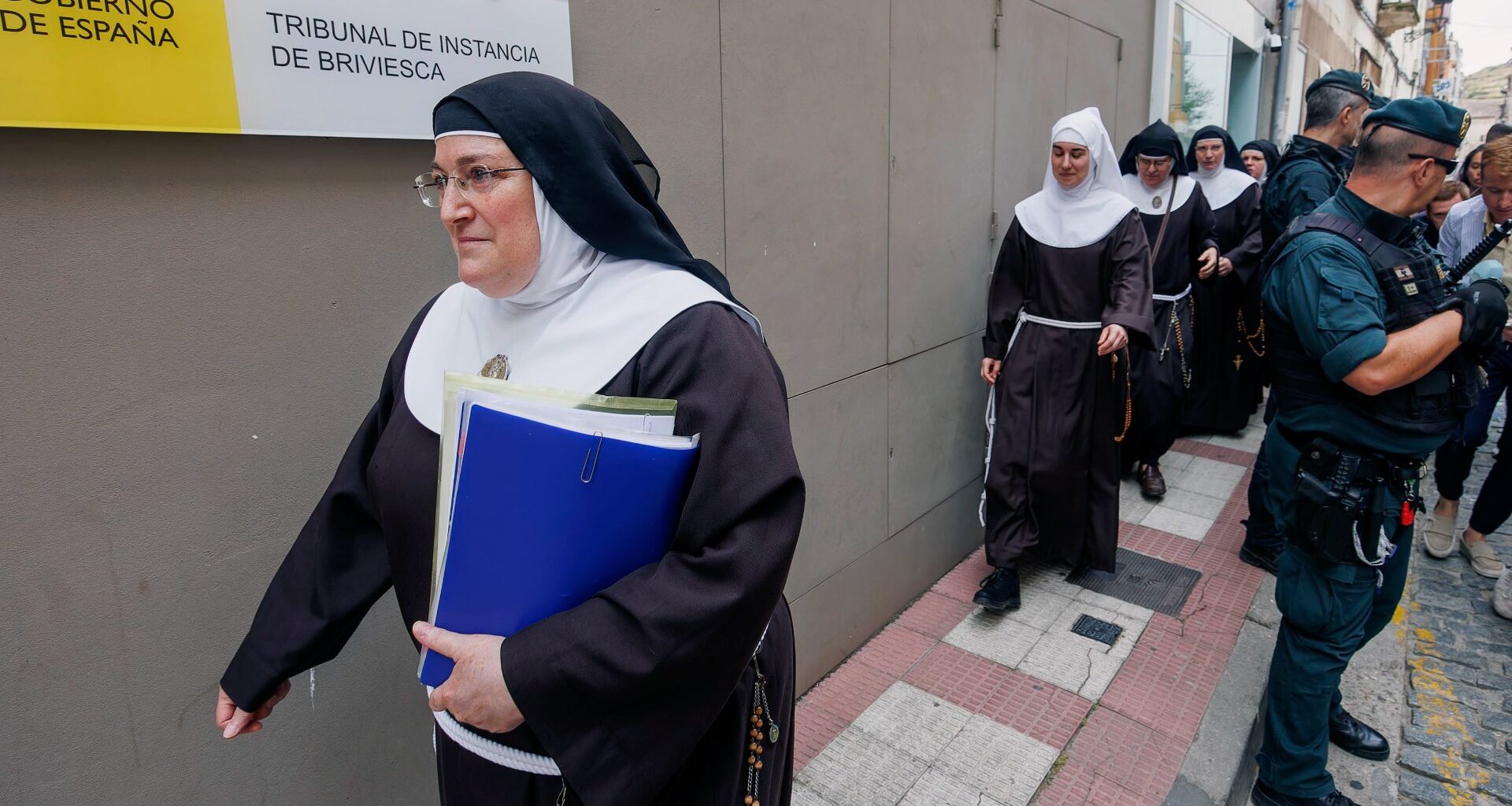 La Guardia Civil detiene a la ex abadesa de Belorado tras registrar el convento acusada por la venta de oro y obras de arte - El Mundo