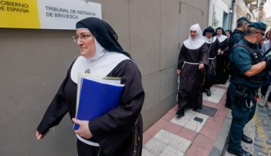 La Guardia Civil detiene a la ex abadesa de Belorado tras registrar el convento acusada por la venta de oro y obras de arte - El Mundo