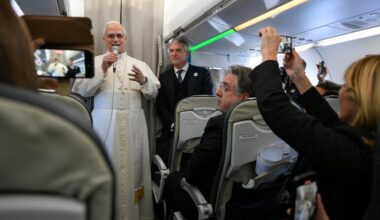El Papa a los periodistas: «Este viaje es un mensaje de unidad y paz»