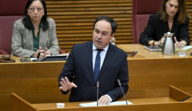 Investido el nuevo presidente de la región española de Valencia con el apoyo de la extrema derecha