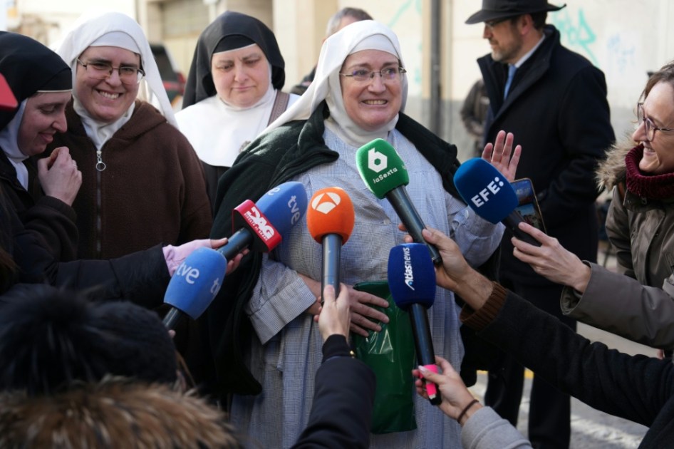 Dos monjas españolas excomulgadas, detenidas por presuntamente vender obras de la Iglesia