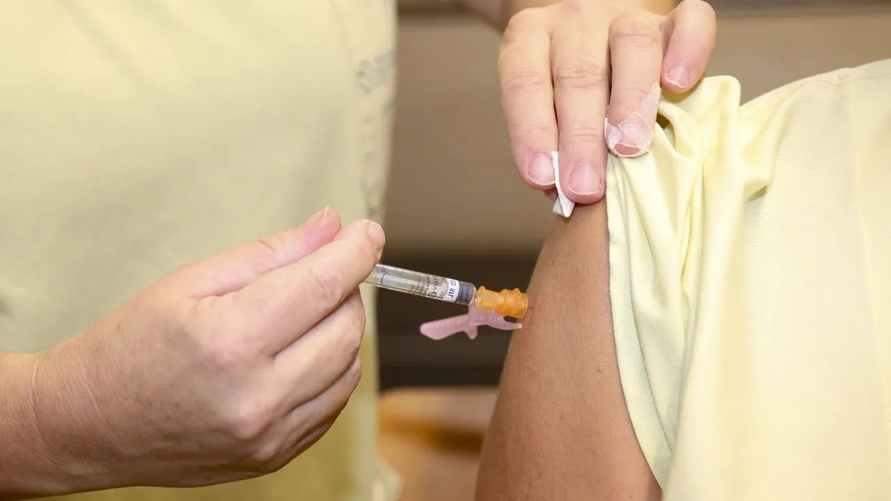 Todos los gallegos mayores de 60 años llamados, por primera vez, a la gran estrategia de vacunación frente al VRS - La Voz de Galicia