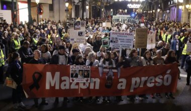 Una nueva manifestación contra Mazón exige ahora que el ex presidente renuncie a su acta de diputado: "Que vaya al juzgado" - El Mundo