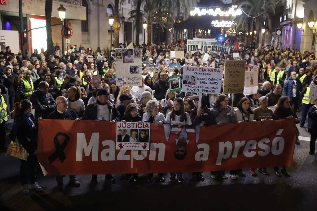 Una nueva manifestación contra Mazón exige ahora que el ex presidente renuncie a su acta de diputado: "Que vaya al juzgado" - El Mundo