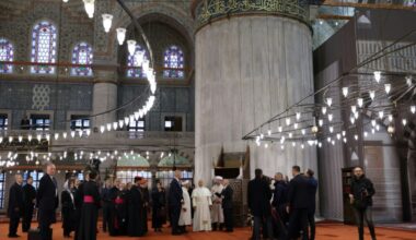 El papa preside su primera misa en Turquía tras visitar la Mezquita Azul