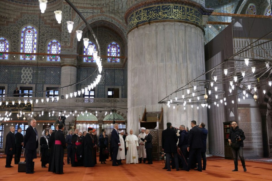 El papa preside su primera misa en Turquía tras visitar la Mezquita Azul