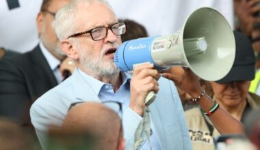 Jeremy Corbyn lanza su "nuevo partido socialista democrático" en Reino Unido
