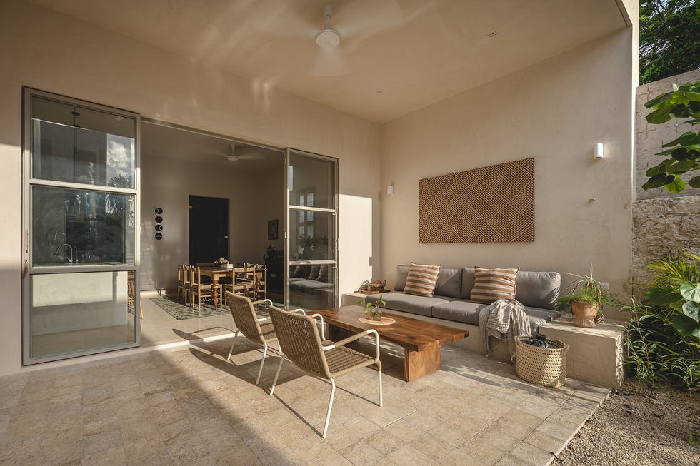 nada hace pensar que tras una sencilla fachada se encuentra una casa de mediados del siglo pasado, reformada, con patio y piscina