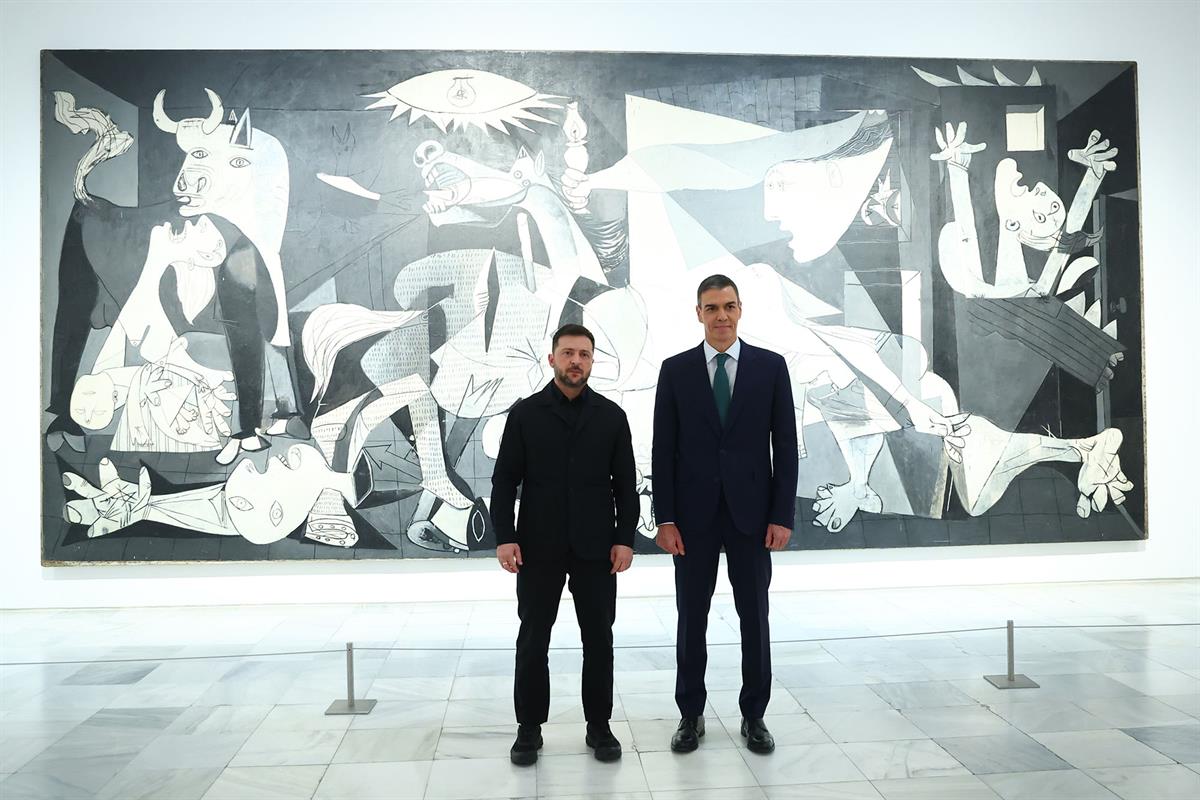 El presidente del Gobierno y el presidente ​​​de Ucrania en el Museo Reina Sofía ante el ‘Gernika’ de Picasso