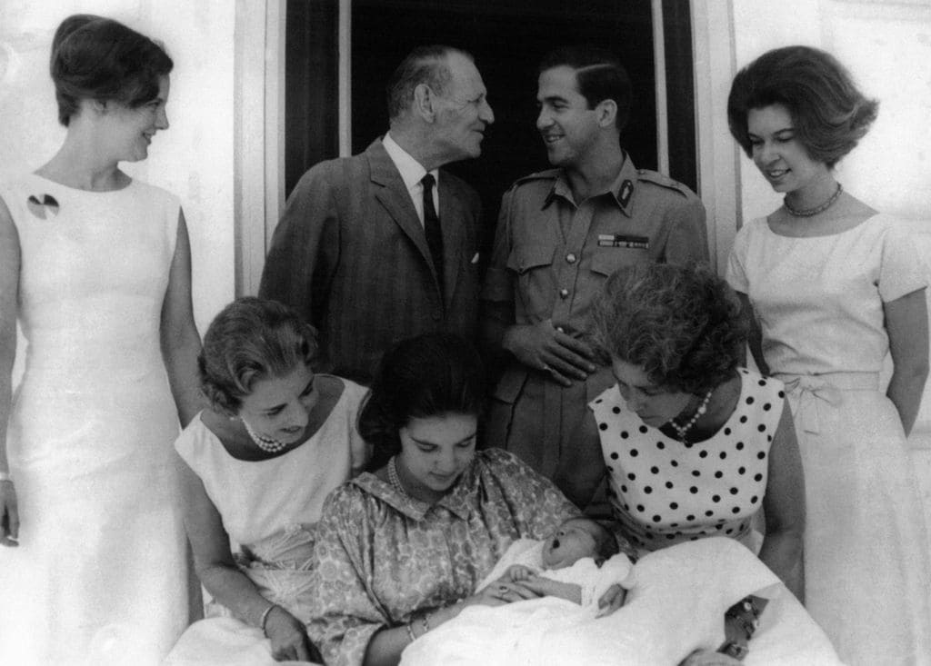 La reina Ana María de Grecia sostiene a su primera hija, es la princesa Alexia de Grecia; a su derecha está su madre, la reina Ingrid de Dinamarca; detrás está su padre, el rey Federico y con un vestido sin mangas y un moño, su hermana, la que sería la reina Margarita II de Dinamarca. A la izquierda de la imagen está la Familia Real griega, entonces ocupaba la jefatura del Estado el rey Constantino, junto a él su hermana, la princesa Irene, y agachada sobre el bebe su madre con un vestido de lunares, la reina Federica. La foto fue tomada el 16 de julio de 1965, seis días después del nacimiento de la princesa


eAnne-Marie de Danemark tient dans ses bras sa fille de quelques semaines, la Princesse Alexia de GrÃ¨ce, entourÃ©e de la Reine Ingrid de Danemark  et de la Reine Frederika de GrÃ¨ce, ses grands-mÃ¨res, du Roi de Danemark son grand-pÃ¨re et du Roi Constantin de GrÃ¨ce son pÃ¨re, ainsi que de la Princesse IrÃ¨ne sa tante le 16 juillet 1965.  (Photo by Keystone-France\Gamma-Rapho via Getty Images)