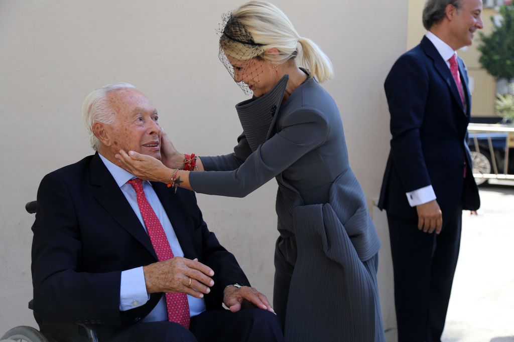 Eugenia Martinez de Irujo saluda a Curro Romero en la boda de su hermanp Cayetano con Bárbara Mirjan