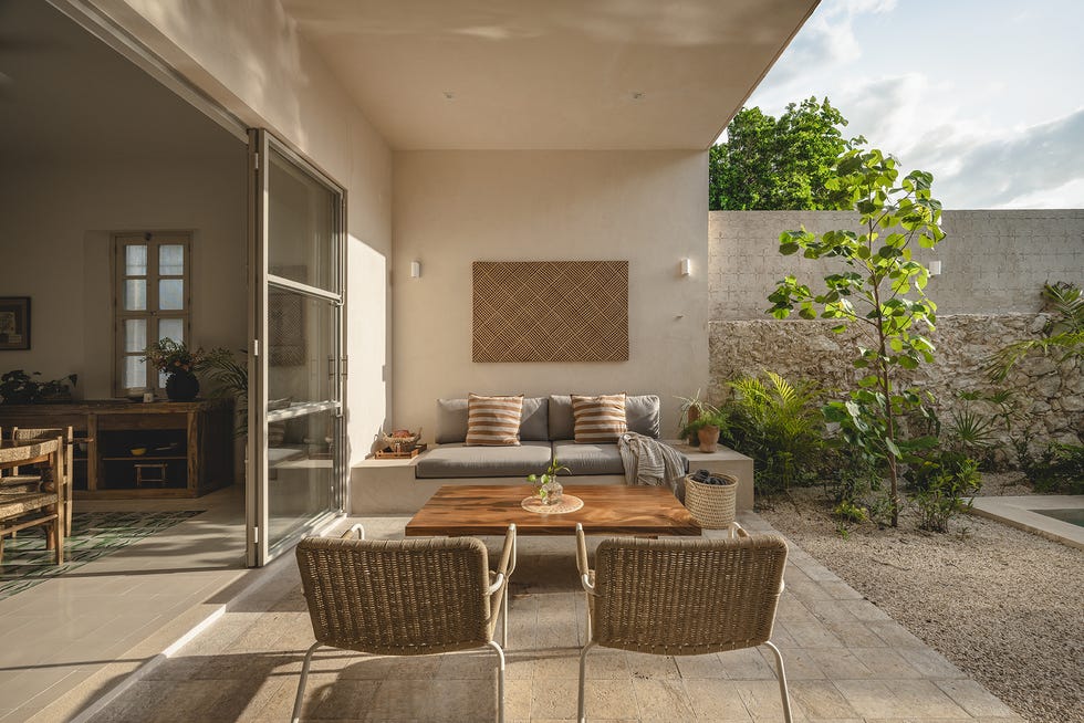 nada hace pensar que tras una sencilla fachada se encuentra una casa de mediados del siglo pasado, reformada, con patio y piscina