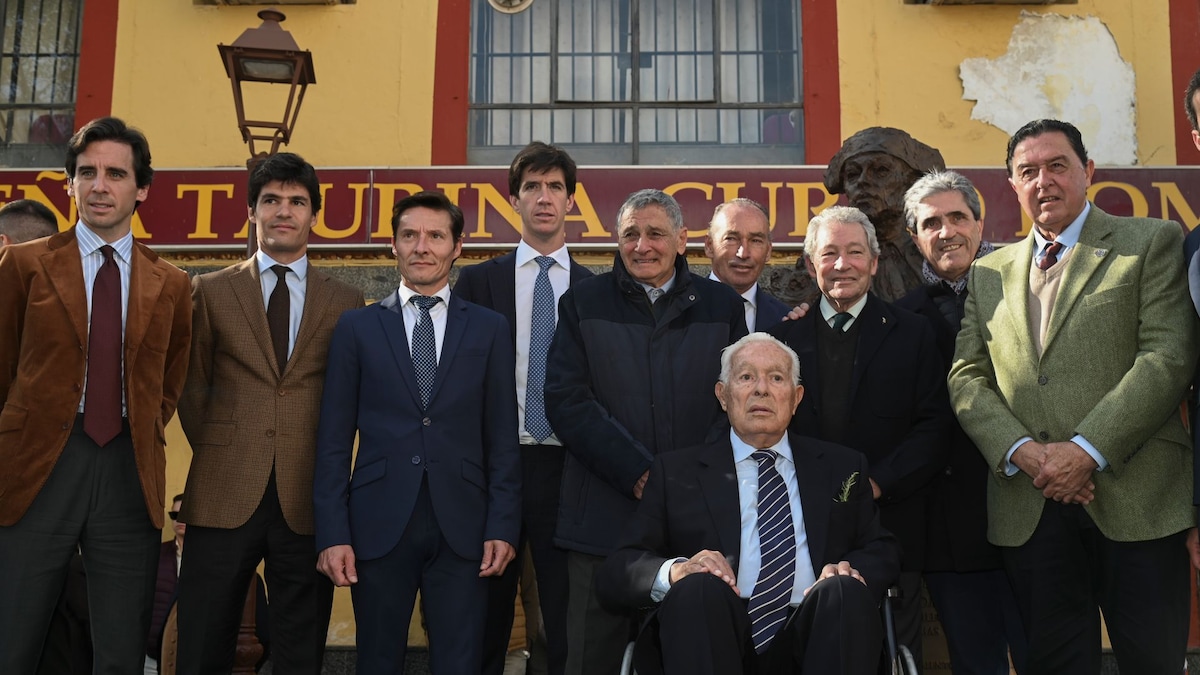 la emoción del maestro al inaugurar un busto en su honor