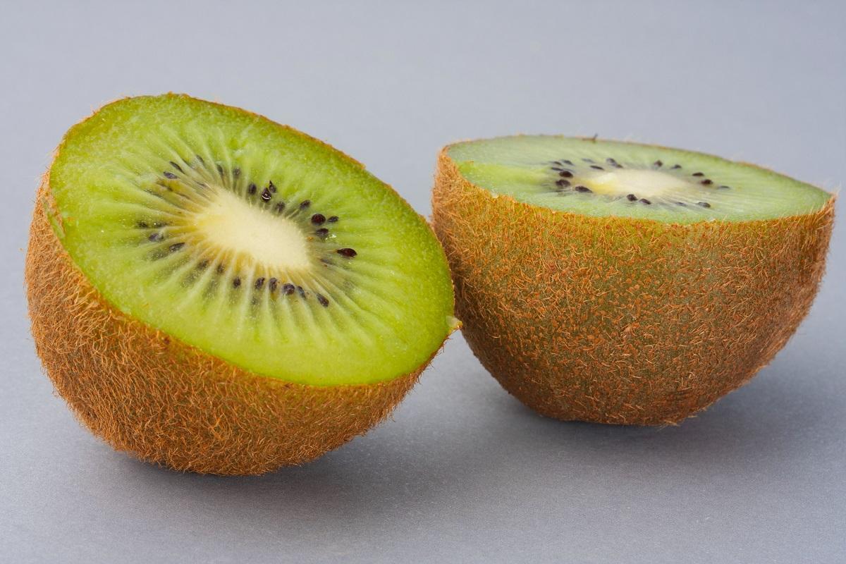 El kiwi contiene el doble de vitamina C que la naranja.
